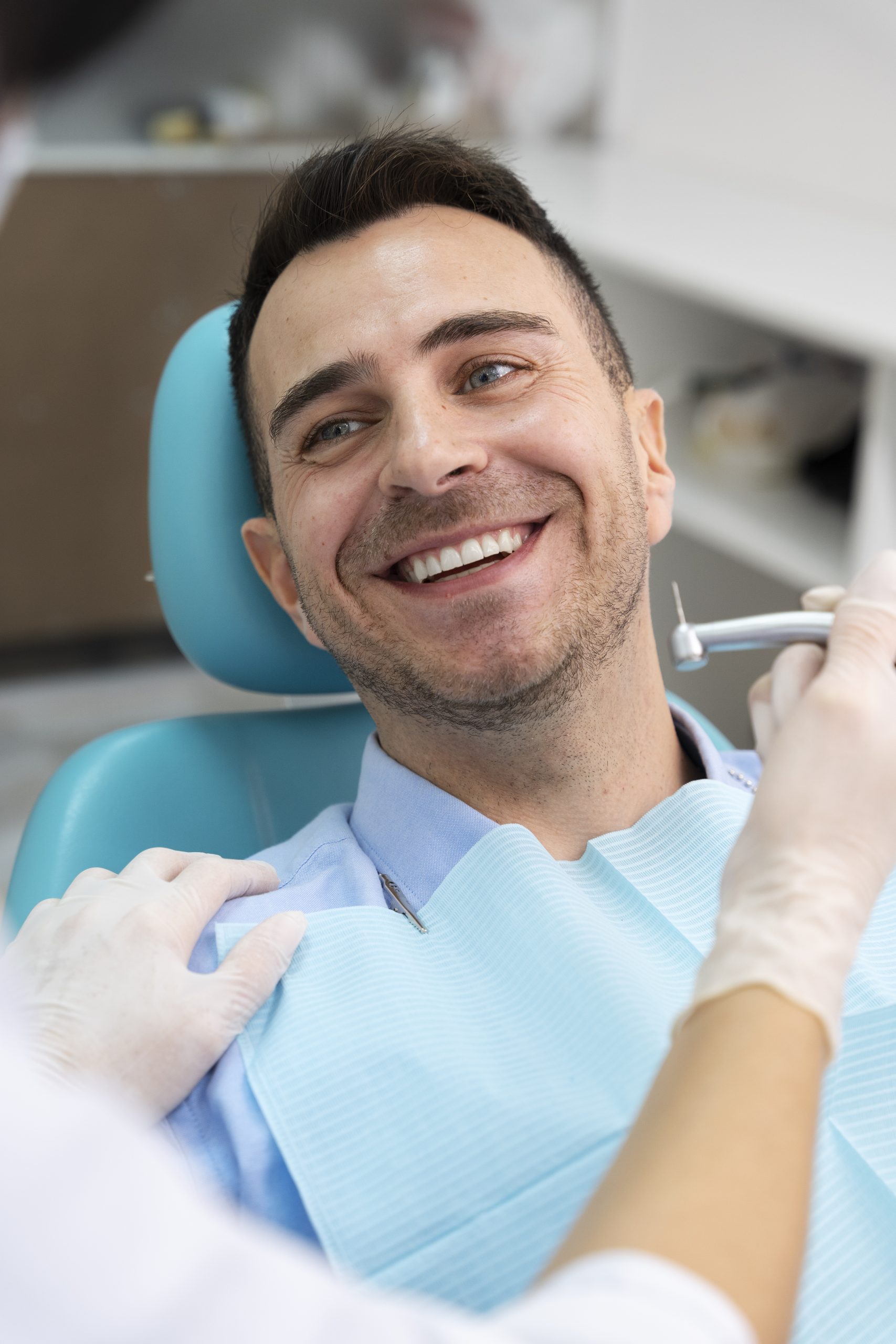 dentista-haciendo-un-chequeo-al-paciente